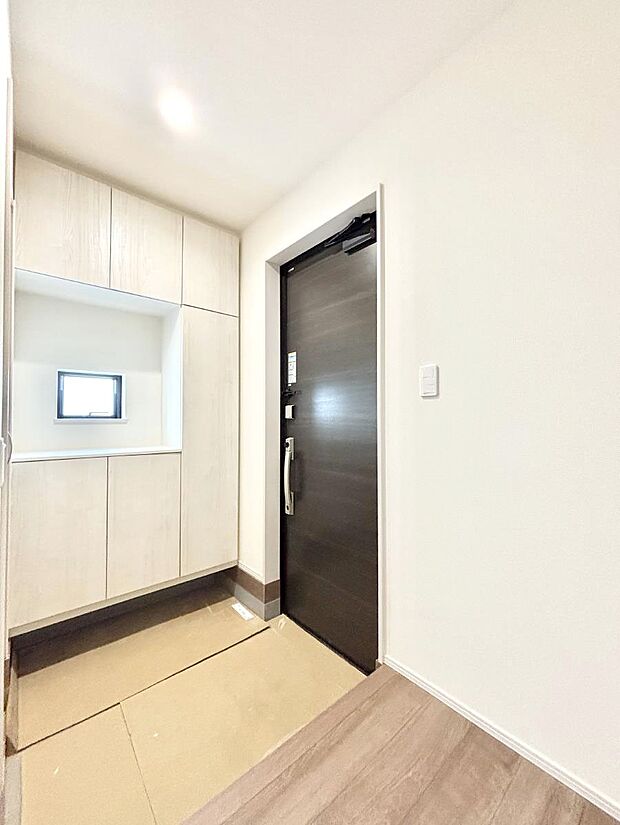 ~Entrance~ 家の中でお客様を迎える最初の場所である玄関は、家の印象そのものです!豊富な玄関収納で、常に綺麗に保つことが出来ます♪玄関にはたっぷり収納の下駄箱を完備!