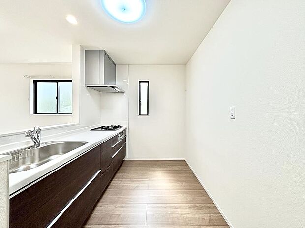 ~Kitchen~ 自然光が入る窓のあるキッチン☆毎日使う場所だからこそ、使い勝手を考慮しました。ゆったりとしたキッチンコーナーは質感豊かな仕上がりとなっております。