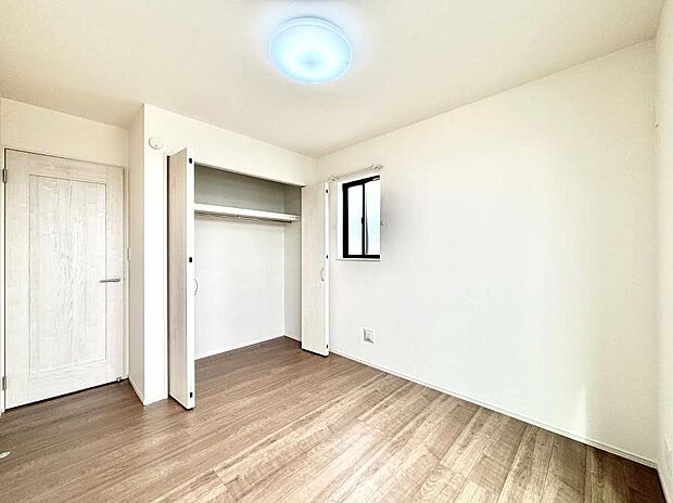 ~Bed Room~ 部屋数が多いのが戸建てのメリットです。ご家族が増えたことで手狭に感じていた住まいも戸建てでは各居室プライバシーを保つことができます。住まいにゆとりが生まれ心もリラックスできます♪