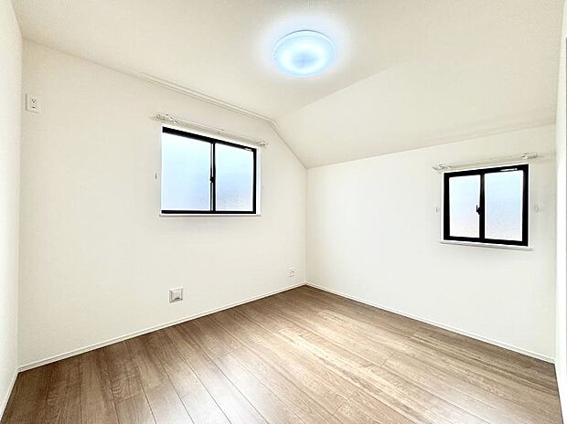 ~Bed Room~ 2面採光を確保した明るい室内は、風通しも良く、大変居心地の良い空間となっております。爽やかな風を感じて起きる朝は、快適生活の始まりに!日当たりや通風がとても良い住まい♪