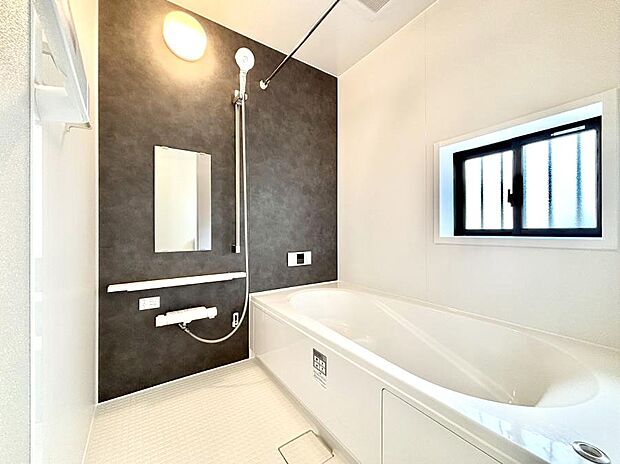 ~Bath Room~ 落ち着いた雰囲気の浴室で明日に向けてリフレッシュ。浴室乾燥機能も付いているので隣の洗濯機置き場で洗い上がった洗濯物を、雨の日も天気を気にせず乾燥させることも可能です。