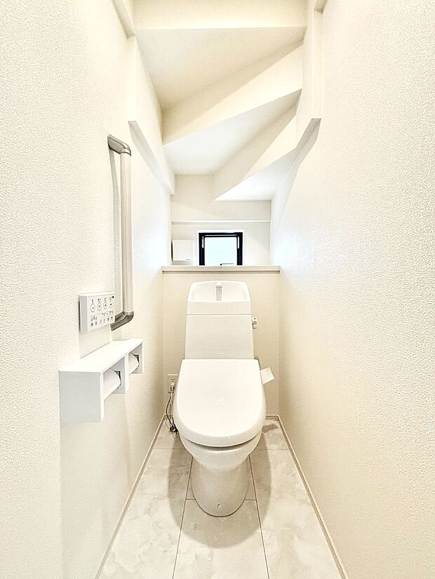 ~Toilet~ 綺麗・スッキリ・快適なウォシュレット付トイレでくつろげる空間です。トイレは毎日使わざるを得ないもの。いつも清潔を保ちたいですね。トイレが2ヶ所あるので朝の混雑時に便利です!