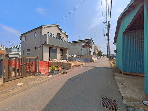 ～Exterior～　前面道路：南 3.99m 公道　前面道路は閑静な住宅地をはしる車通りの少ない道路。駐車の出し入れもらくらくです！ご不明点・現地見学のご希望は、お気軽にお問い合わせください！