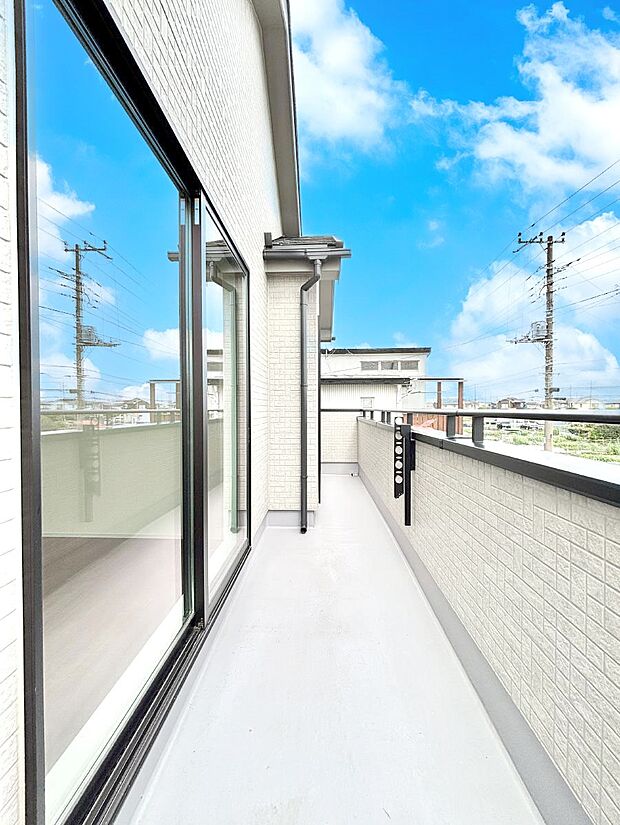 ~Balcony~ バルコニーは温かい陽がさしこみ、お布団や洗濯物を気持ちよく干すことができます。 使いやすく開放的なバルコニーです♪陽ざしがたっぷり降り注ぐ、バルコニー付き住まい。