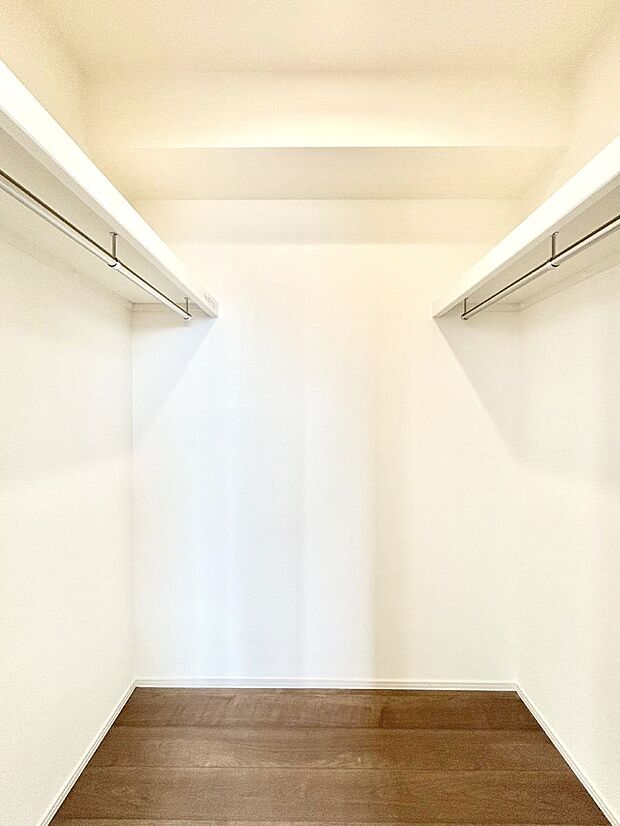 ~Walk-in Closet~ 必要なものやコーディネートを一覧して確認でき、身支度や準備が短時間で済むウォークインクローゼットを設置しました。家の中をすっきりとさせる便利な収納スペースです。