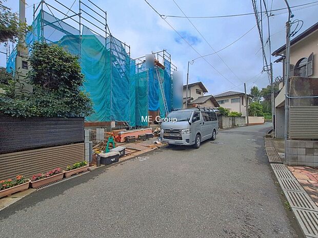 ～Exterior～　前面道路：西 5.02m 公道　前面道路は閑静な住宅地をはしる車通りの少ない道路。駐車の出し入れもらくらくです！ご不明点・現地見学のご希望は、お気軽にお問い合わせください！
