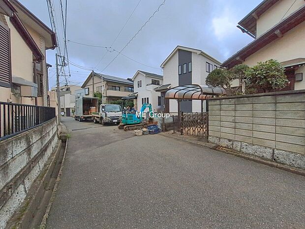 ~Exterior~ 前面道路:西 5.02m 公道 前面道路は閑静な住宅地をはしる車通りの少ない道路。駐車の出し入れもらくらくです!ご不明点・現地見学のご希望は、お気軽にお問い合わせください!