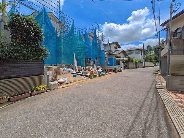~Exterior~ 前面道路:西 5.02m 公道 前面道路は閑静な住宅地をはしる車通りの少ない道路。駐車の出し入れもらくらくです!ご不明点・現地見学のご希望は、お気軽にお問い合わせください!