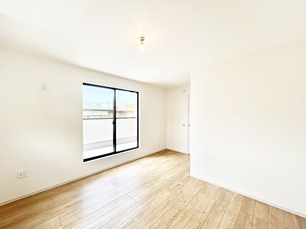 ~Bed Room~ 部屋数が多いのが戸建てのメリットです。ご家族が増えたことで手狭に感じていた住まいも戸建てでは各居室プライバシーを保つことができます。住まいにゆとりが生まれ心もリラックスできます♪