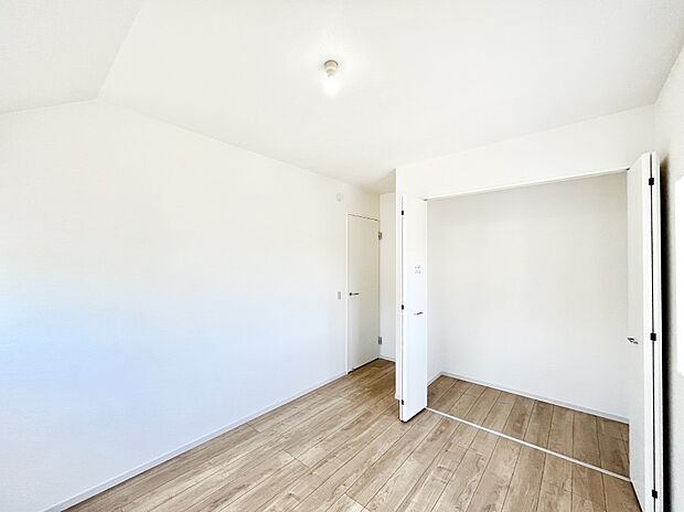 ~Bed Room~ 子供部屋はお子様にとって大変重な役割があります。子供一人で過ごす空間を与えることで、宿題や勉強時間も自然と増えまた自ら部屋の片付けや掃除なども促すことに繋がります。