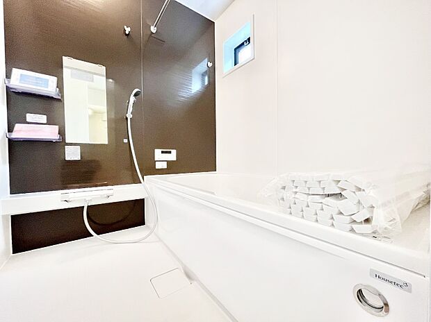 ~Bath Room~ 落ち着いた雰囲気の浴室で明日に向けてリフレッシュ。浴室乾燥機能も付いているので隣の洗濯機置き場で洗い上がった洗濯物を、雨の日も天気を気にせず乾燥させることも可能です。