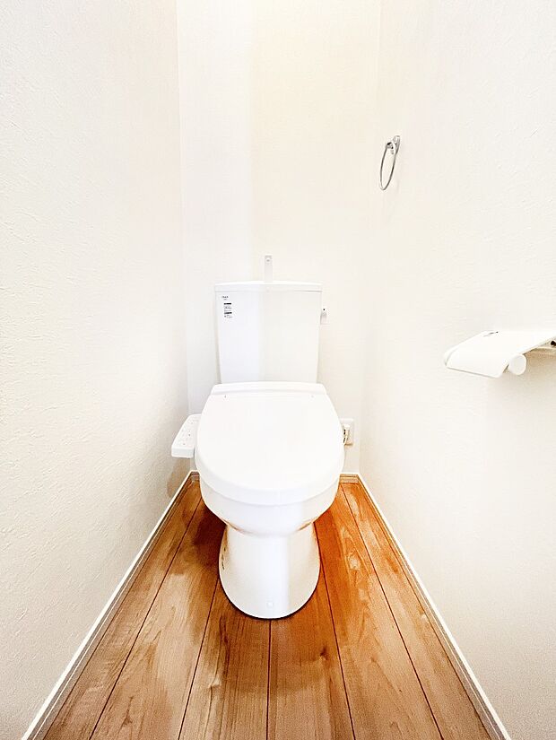 ~Toilet~ 綺麗・スッキリ・快適なウォシュレット付トイレでくつろげる空間です。トイレは毎日使わざるを得ないもの。いつも清潔を保ちたいですね。トイレが2ヶ所あるので朝の混雑時に便利です!