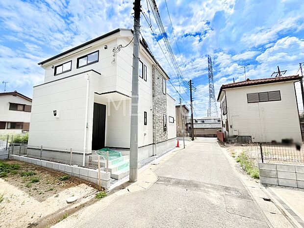 ~Exterior~ 前面道路:西 4.01m 私道 前面道路は閑静な住宅地をはしる車通りの少ない道路。駐車の出し入れもらくらくです!ご不明点・現地見学のご希望は、お気軽にお問い合わせください!