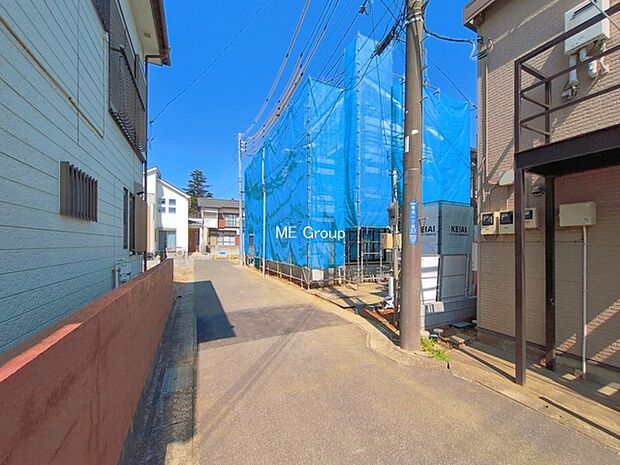 ～Exterior～　前面道路：西 4.01m 私道　前面道路は閑静な住宅地をはしる車通りの少ない道路。駐車の出し入れもらくらくです！ご不明点・現地見学のご希望は、お気軽にお問い合わせください！