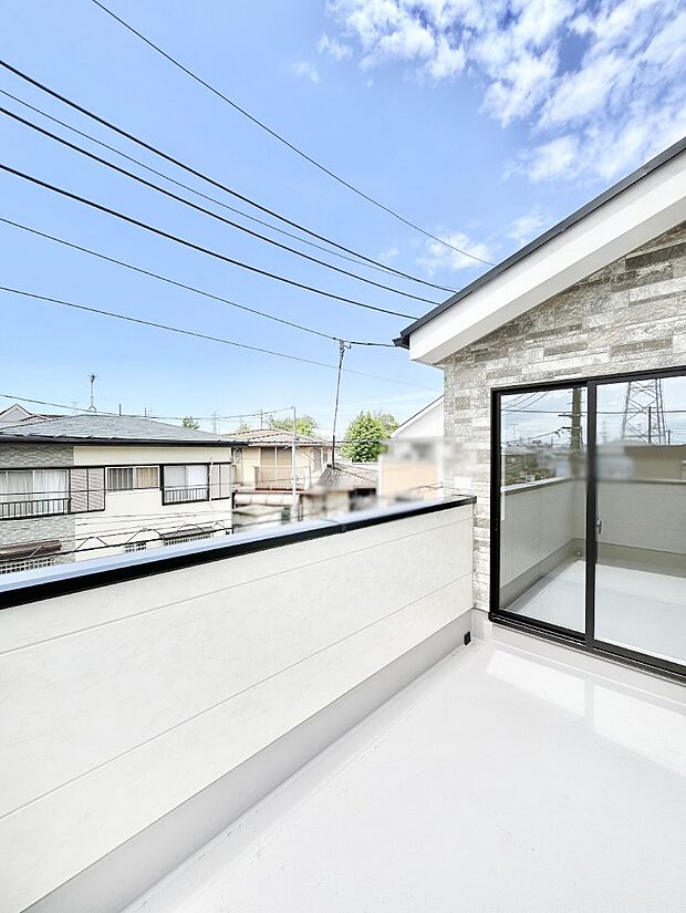 ~Balcony~ バルコニーは温かい陽がさしこみ、お布団や洗濯物を気持ちよく干すことができます。 使いやすく開放的なバルコニーです♪陽ざしがたっぷり降り注ぐ、バルコニー付き住まい。