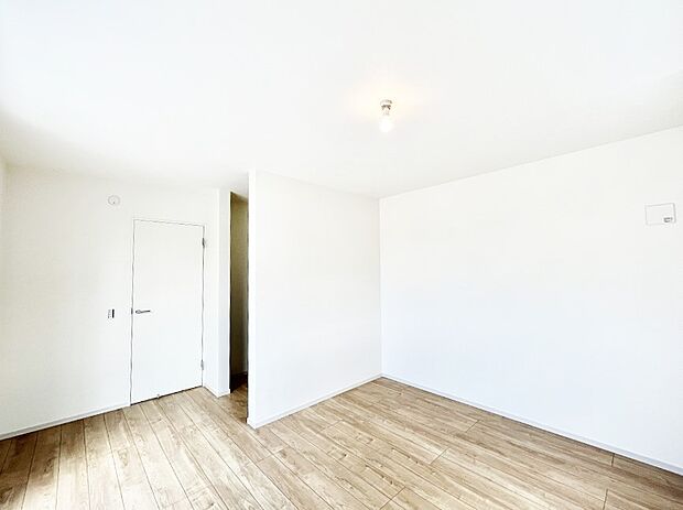 ~Bed Room~ 「今日も一日お疲れ様」とご夫婦でゆったりくつろげる寝室。 毎日の家事やお仕事に疲れた日はフカフカのベットで癒されてください。テレビや本棚をおいても快適な広さが自慢♪
