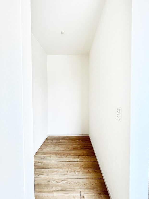 ~Walk-in Closet~ 必要なものやコーディネートを一覧して確認でき、身支度や準備が短時間で済むウォークインクローゼットを設置しました。家の中をすっきりとさせる便利な収納スペースです。