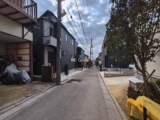 ～Exterior～　前面道路：西 4m 私道　前面道路は閑静な住宅地をはしる車通りの少ない道路。駐車の出し入れもらくらくです！ご不明点・現地見学のご希望は、お気軽にお問い合わせください！