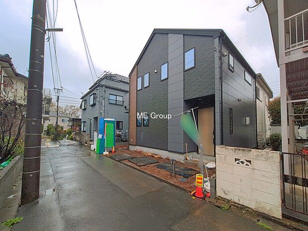 ～Exterior～　前面道路：南東 4m 私道　前面道路は閑静な住宅地をはしる車通りの少ない道路。駐車の出し入れもらくらくです！ご不明点・現地見学のご希望は、お気軽にお問い合わせください！