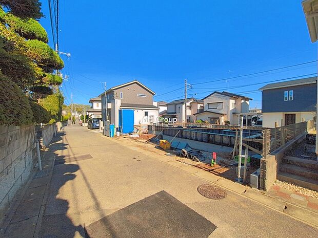 ~Exterior~ 前面道路:南東 4m 公道、北西 4m 公道 低層の一戸建てを中心とした街並みが整然と続き、周辺は高い建物が建っていないので、緑の多い閑静な趣を感じる環境です。