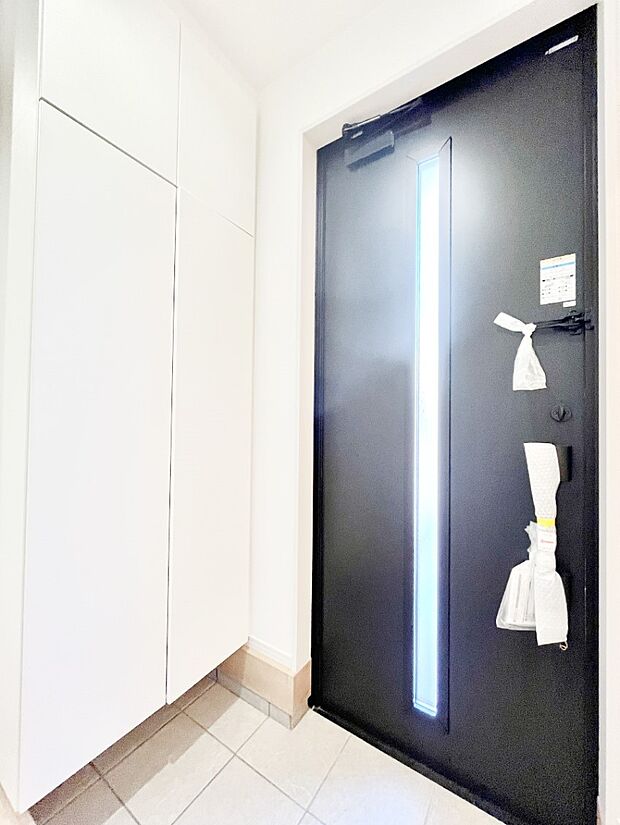 ~Entrance~ 家の中でお客様を迎える最初の場所である玄関は、家の印象そのものです!豊富な玄関収納で、常に綺麗に保つことが出来ます♪玄関にはたっぷり収納の下駄箱を完備!