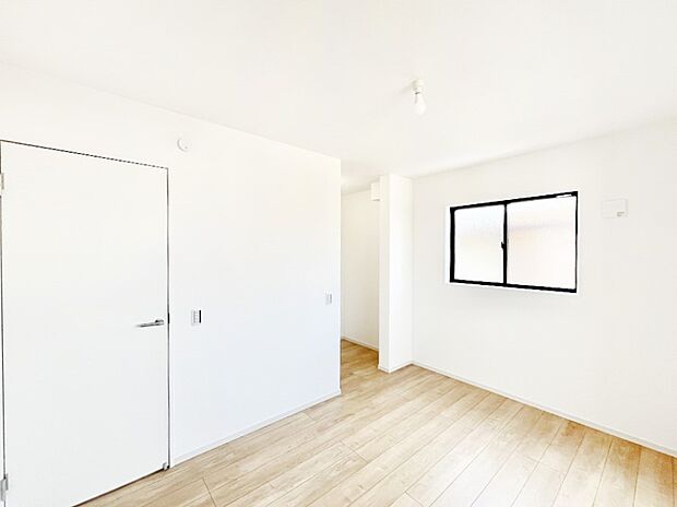 ~Bed Room~ 「今日も一日お疲れ様」とご夫婦でゆったりくつろげる寝室。毎日の家事やお仕事に疲れた日はフカフカのベットで癒されてください。テレビや本棚をおいても快適な広さが自慢♪