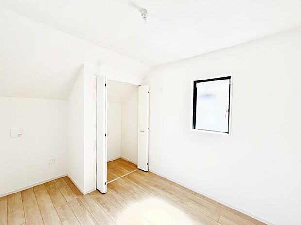 ~Bed Room~ 子供部屋はお子様にとって大変重な役割があります。子供一人で過ごす空間を与えることで、宿題や勉強時間も自然と増えまた自ら部屋の片付けや掃除なども促すことに繋がります。