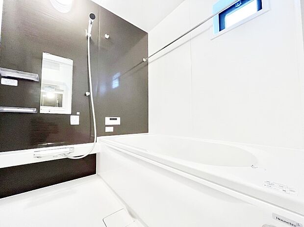 ~Bath Room~ 落ち着いた雰囲気の浴室で明日に向けてリフレッシュ。浴室乾燥機能も付いているので隣の洗濯機置き場で洗い上がった洗濯物を、雨の日も天気を気にせず乾燥させることも可能です。