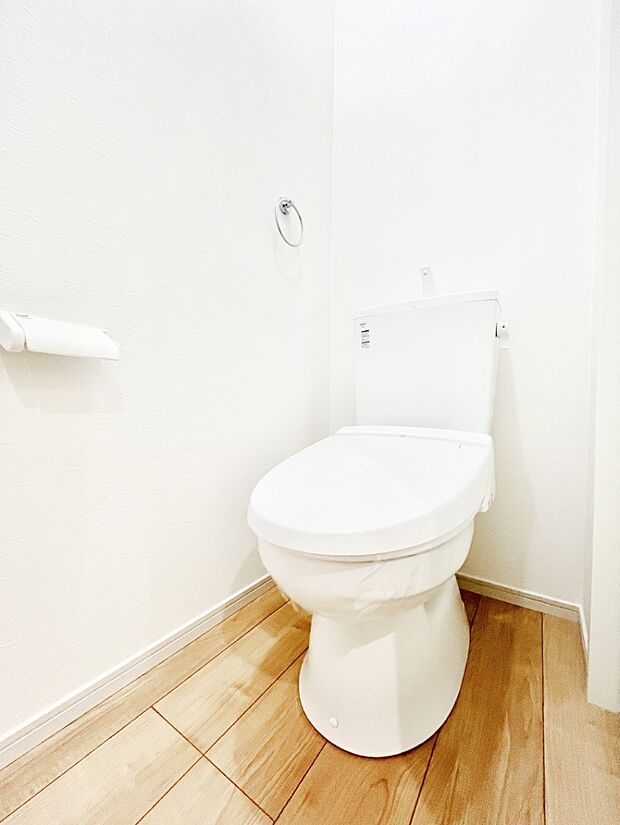~Toilet~ 綺麗・スッキリ・快適なウォシュレット付トイレでくつろげる空間です。トイレは毎日使わざるを得ないもの。いつも清潔を保ちたいですね。トイレが2ヶ所あるので朝の混雑時に便利です!