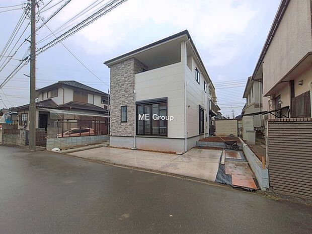 ～Exterior～　堂々たる趣ながら、主張し過ぎずどこか余裕を感じさせるシャープなフォルムで佇む邸宅は、晴天の空と照らし合わせる事で、本来あるべき完成形の姿を見せてくれます。