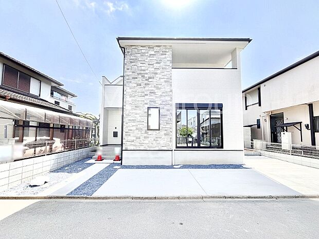 ~Exterior~ 周辺には学校や買物施設もあり生活、子育てに適した環境が広がっています!「永住地」として、物件のご見学だけではなく、周辺の環境や通学できる学校についてもご相談ください!