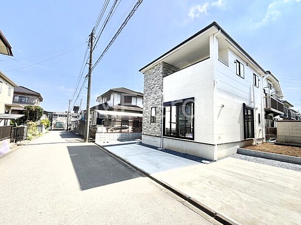 ~Exterior~ 前面道路:北西 4.8m 公道 前面道路は閑静な住宅地をはしる車通りの少ない道路。駐車の出し入れもらくらくです!ご不明点・現地見学のご希望は、お気軽にお問い合わせください!