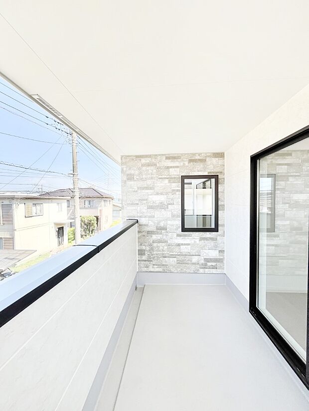 ~Balcony~ バルコニーは温かい陽がさしこみ、お布団や洗濯物を気持ちよく干すことができます。 使いやすく開放的なバルコニーです♪陽ざしがたっぷり降り注ぐ、バルコニー付き住まい。