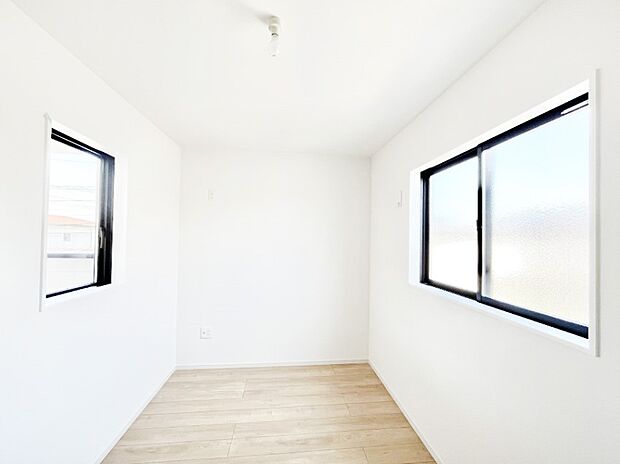 ~Bed Room~ 2面採光を確保した明るい室内は、風通しも良く、大変居心地の良い空間となっております。爽やかな風を感じて起きる朝は、快適生活の始まりに!日当たりや通風がとても良い住まい♪