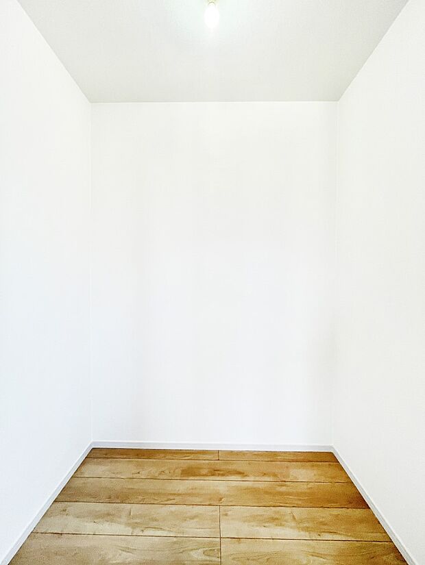 ~Walk-in Closet~ 必要なものやコーディネートを一覧して確認でき、身支度や準備が短時間で済むウォークインクローゼットを設置しました。家の中をすっきりとさせる便利な収納スペースです。