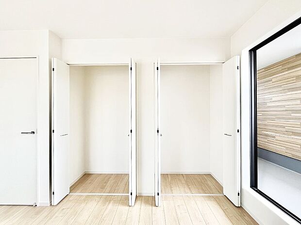 ~Closet~ 壁面クローゼットがあればタンスを置く必要がなく、出っ張りのないスッキリ空間を維持できます。限られたスペースを有効に活用できそう。季節の衣類や趣味の品などたっぷり収納出来ますね♪