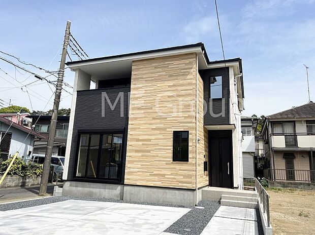 ～Exterior～　堂々たる趣ながら、主張し過ぎずどこか余裕を感じさせるシャープなフォルムで佇む邸宅は、晴天の空と照らし合わせる事で、本来あるべき完成形の姿を見せてくれます。
