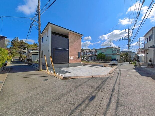 ～Exterior～　前面道路：西 4m 公道、南 4m 公道　低層の一戸建てを中心とした街並みが整然と続き、周辺は高い建物が建っていないので、緑の多い閑静な趣を感じる環境です。