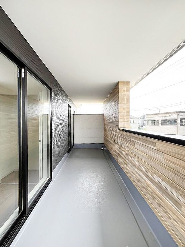 ~Balcony~ インナーバルコニーは洗濯物を干すスペースとして急な雨で洗濯物が濡れてしまうのを防いでくれます◎チェアでくつろいだり、夏には周りを気にせずビニールプールが楽しめますね♪