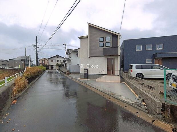 ～Exterior～　前面道路：北東 4.33m 公道　前面道路は閑静な住宅地をはしる車通りの少ない道路。駐車の出し入れもらくらくです！ご不明点・現地見学のご希望は、お気軽にお問い合わせください！