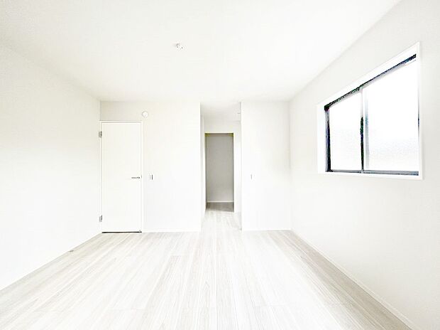 ～Bed Room～　「今日も一日お疲れ様」とご夫婦でゆったりくつろげる寝室。毎日の家事やお仕事に疲れた日はフカフカのベットで癒されてください。テレビや本棚をおいても快適な広さが自慢♪