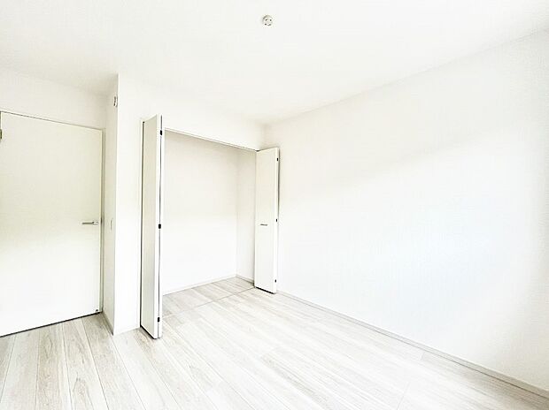 ~Bed Room~ 部屋数が多いのが戸建てのメリットです。ご家族が増えたことで手狭に感じていた住まいも戸建てでは各居室プライバシーを保つことができます。住まいにゆとりが生まれ心もリラックスできます♪