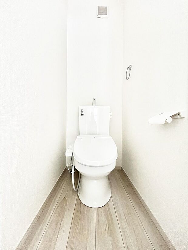 明るく清潔感のあるトイレです。