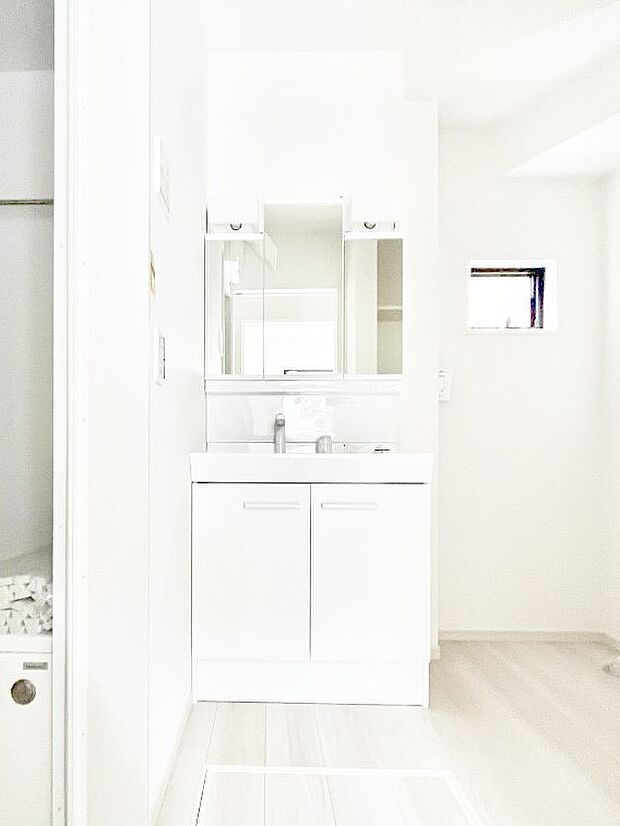 ～Dressing Room～  清潔感溢れる色合いで統一されていると、スッキリと整った印象をうけます。  鏡の裏にはたっぷりと収納スペースを標準装備！  水廻りは、シンプルかつ機能性を重視して。