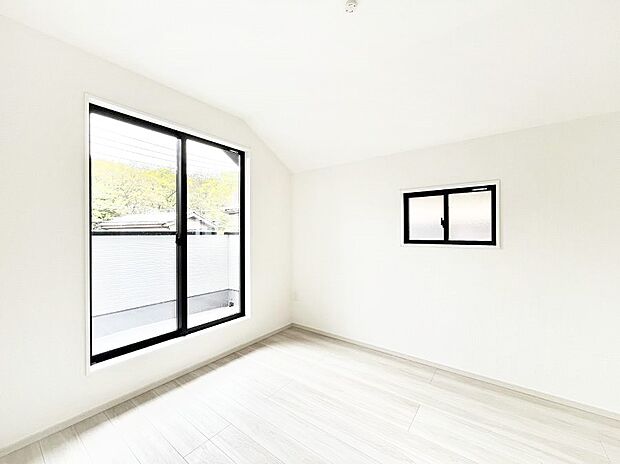 ～Bed Room～　2面採光を確保した明るい室内は、風通しも良く、大変居心地の良い空間となっております。爽やかな風を感じて起きる朝は、快適生活の始まりに！日当たりや通風がとても良い住まい♪