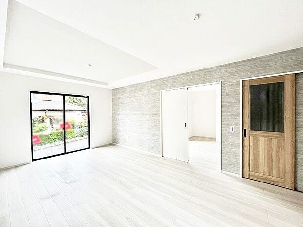 明るい陽光が注ぎ、寛ぎの雰囲気に満たされるダイニング。