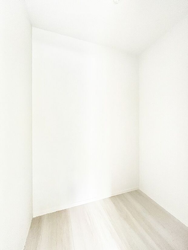 ~Walk-in Closet~ 必要なものやコーディネートを一覧して確認でき、身支度や準備が短時間で済むウォークインクローゼットを設置しました。家の中をすっきりとさせる便利な収納スペースです。
