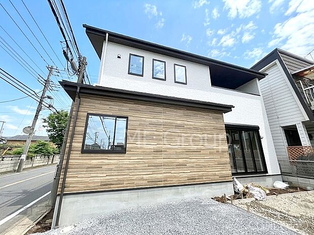 ～Exterior～　堂々たる趣ながら、主張し過ぎずどこか余裕を感じさせるシャープなフォルムで佇む邸宅は、晴天の空と照らし合わせる事で、本来あるべき完成形の姿を見せてくれます。
