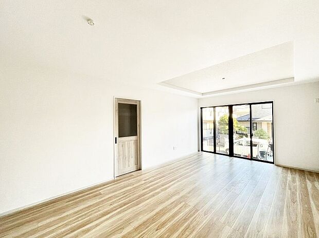 ～Living～　豊かな陽光がこの場所を照らしだす。光溢れるこの空間はみんなの笑顔が集う場所、時を忘れ、つきることのないたわいもない会話を楽しむ時間、たくさんの思いが綴られる場所。※同仕様写真  