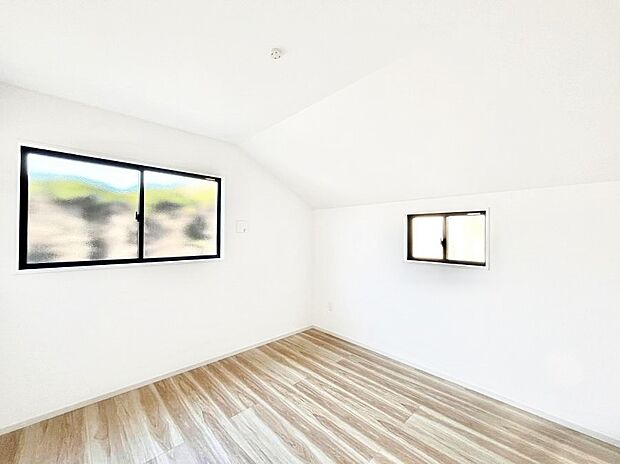 ～Bed Room～　穏やかな光が差し込む室内には、穏やかな時間が流れます。休日には、落ち着いた空間で自分の趣味を楽しむのはいかがですか。※同仕様写真  